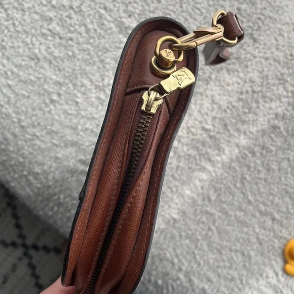 Louis Vuitton Orsay Clutch MUST GO!! MOVING OVERSEAS - Picture 13 of 15